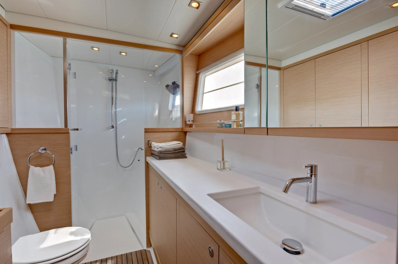 Catamaran en-suite bathroom